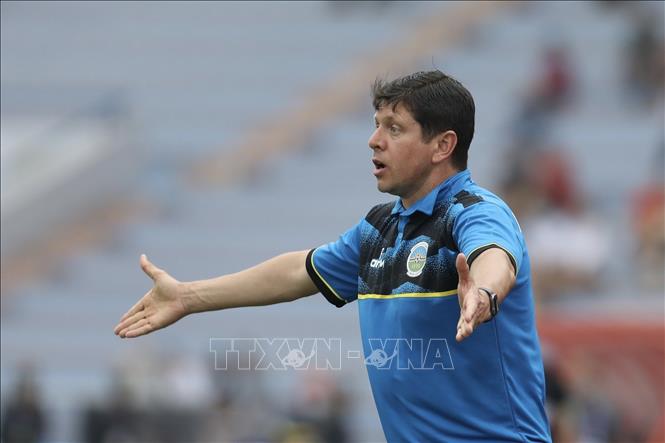 Trong ảnh: Huấn luyện viên trưởng đội tuyển U23 Timor Leste Fabio Silva chỉ đạo bên ngoài sân. Ảnh: Minh Quyết - TTXVN