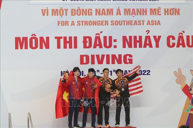 Photo: Divers Nguyen Tung Duong and Phuong The Anh of Vietnam at the awarding ceremony. VNA Photo: Hoàng Hà