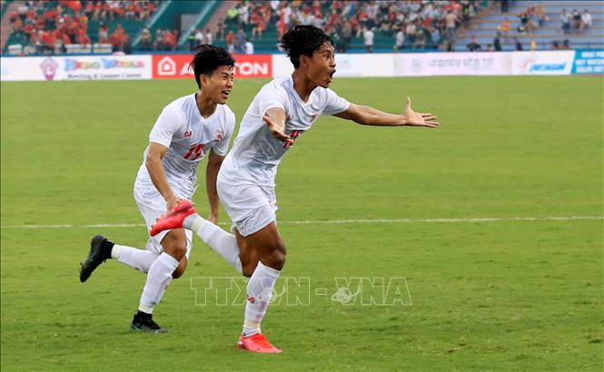 Cầu thủ Aung Wunna Soe (số 15) của U23 Myanmar ăn mừng khi ghi bàn thắng nâng tỷ số lên 3 - 2 vào những phút bù giờ cuối cùng. Ảnh: Trung Kiên - TTXVN
