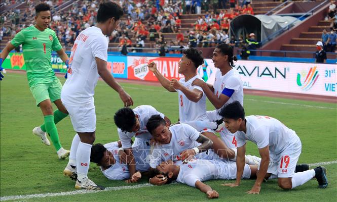 Các cầu thủ U23 Myanmar ăn mừng bàn thắng nâng tỷ số lên 3 - 2. Ảnh: Trung Kiên - TTXVN