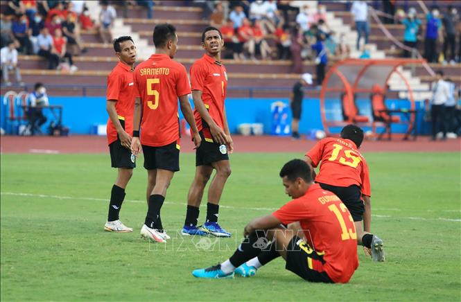 Nỗi buồn của các cầu thủ U23 Timor Leste sau khi bị thủng lưới bàn thứ 3. Ảnh: Trung Kiên - TTXVN