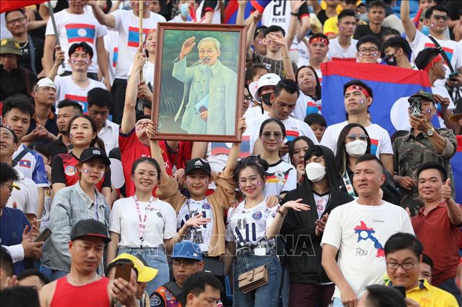 Cổ động viên Việt Nam mang ảnh Bác Hồ vào sân để cổ vũ. Ảnh: Hoàng Linh-TTXVN