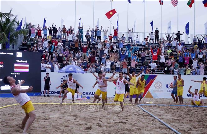 The Vietnamese team celebrate their victory. VNA Photo: Quý Trung