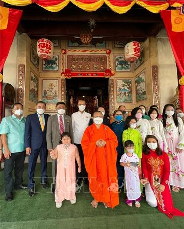 Trong ảnh: Các đại biểu dự lễ gắn biển tên Việt tại chùa Tam bảo. Ảnh: TTXVN phát.