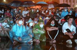 Người dân Đất Tổ đội mưa theo dõi trận đấu U23 Việt Nam - U23 Philippines 