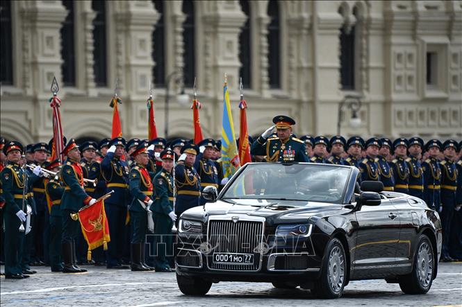 Trong ảnh: Bộ trưởng Quốc phòng Nga Sergei Shoigu duyệt các đội hình lực lượng Hải-Lục-Không quân, khối học viên các học viện và nhà trường quân đội tại lễ duyệt binh kỷ niệm 77 năm Chiến thắng phát xít (1945-2022), trên Quảng trường Đỏ ở thủ đô Moskva, ngày 9/5/2022. Ảnh: AFP/TTXVN