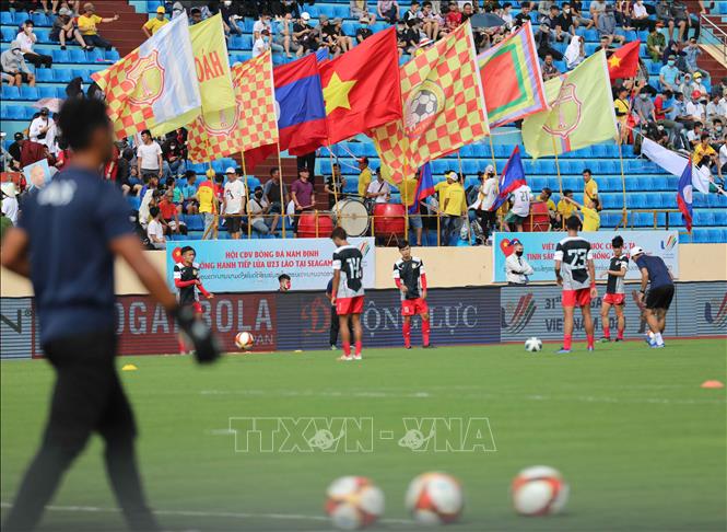 Cầu thủ U23 Lào khởi động trước trận đấu. Ảnh: Thanh Tùng - TTXVN 