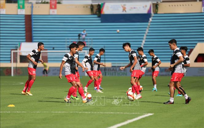 Cầu thủ U23 Lào khởi động trước trận đấu. Ảnh: Thanh Tùng - TTXVN 