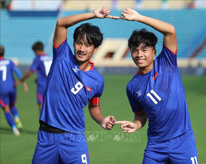 Tiền đạo đội trưởng Sieng Chanthea (số 9) ghi bàn mở tỷ số trận đấu cho U23 Campuchia. Ảnh: Thanh Tùng - TTXVN