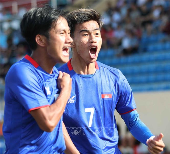 Tiền đạo Sa Ty (số 7) nâng tỷ số lên 2 - 0 cho U23 Campuchia. Ảnh: Thanh Tùng - TTXVN