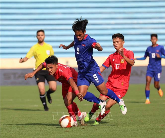 Pha đi bóng dũng mãnh của tiền đạo Sieng Chanthea dẫn đến bàn thắng đầu tiên của đội Campuchia. Ảnh: Thanh Tùng - TTXVN