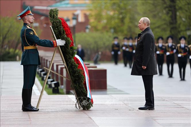 Trong ảnh: Tổng thống Nga Vladimir Putin đặt hoa tại Đài tưởng niệm các Chiến sĩ Vô danh trong lễ duyệt binh kỷ niệm 77 năm Chiến thắng phát xít (1945-2022) ở Moskva, ngày 9/5/2022. Ảnh: AFP/TTXVN