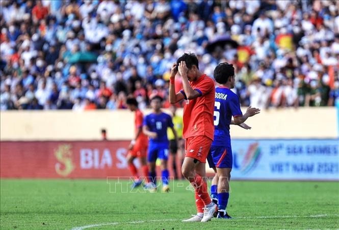 Trong ảnh: Nỗi buồn của cầu thủ Lào khi bỏ lỡ cơ hội ghi bàn. Ảnh: Tuấn Anh - TTXVN
