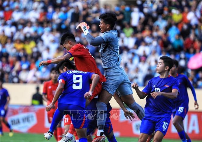 Trong ảnh: Một pha tranh bóng trước cầu môn của đội tuyển U23 Lào. Ảnh: Tuấn Anh - TTXVN