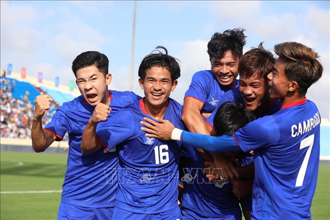 Các cầu thủ U23 Campuchia ăn mừng bàn thắng mở tỷ số trận đấu của tiền đạo đội trưởng Sieng Chanthea (số 9). Ảnh: Hoàng Linh - TTXVN