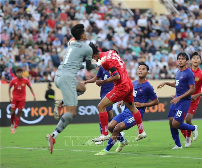 U23 Lào liên tục có các pha vây hãm và những cú sút về phía khung thành thủ môn U23 Campuchia. Ảnh: Thanh Tùng - TTXVN