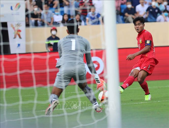 U23 Lào liên tục có các pha vây hãm và những cú sút về phía khung thành thủ môn U23 Campuchia. Ảnh: Thanh Tùng - TTXVN