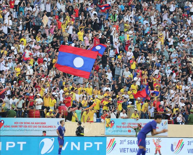Khán giả hết mình cổ vũ cho U23 Lào. Ảnh: Thanh Tùng - TTXVN 