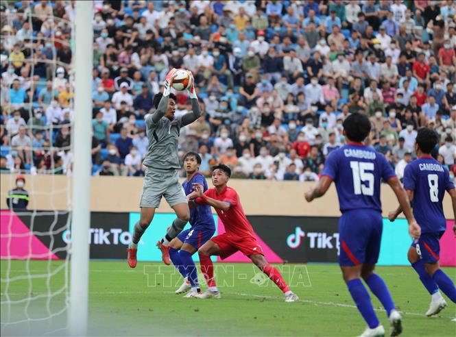 Thủ môn U23 Campuchia vững chắc trong các pha hoá giải những đợt tấn công của U23 Lào. Ảnh: Thanh Tùng - TTXVN