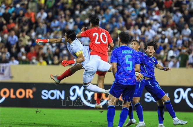 Thủ môn Kawin của U23 Thái Lan bay người phá bóng ngay trên đầu của tiền đạo Vasileios Ming Xun (20, U23 Singapore). Ảnh: Tuấn Anh - TTXVN