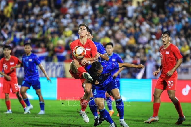 Trận đấu diễn ra sôi nổi ngay sau tiếng còi khai cuộc. Ảnh: Tuấn Anh - TTXVN