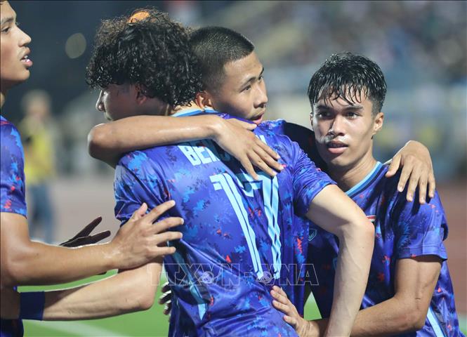 Các cầu thủ U23 Thái Lan ăn mừng bàn thắng mở tỷ số của tiền vệ Benjamin James Davis (17) ở phút 45+1. Ảnh: Thanh Tùng - TTXVN