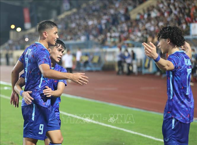 Các cầu thủ U23 Thái Lan ăn mừng bàn thắng mở tỷ số của tiền vệ Benjamin James Davis (17) ở phút 45+1. Ảnh: Thanh Tùng - TTXVN