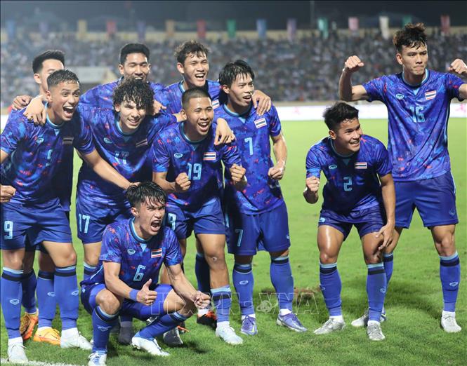 Các cầu thủ U23 Thái Lan ăn mừng bàn thắng mở tỷ số của tiền vệ Benjamin James Davis (17) ở phút 45+1. Ảnh: Thanh Tùng - TTXVN