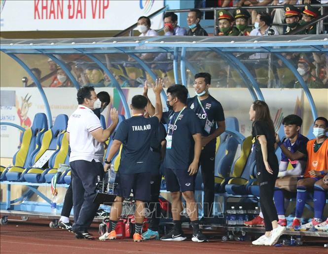 Ban huấn luyện U23 Thái Lan ăn mừng bàn thắng mở tỷ số của tiền vệ Benjamin James Davis (17) ở phút 45+1. Ảnh: Thanh Tùng - TTXVN
