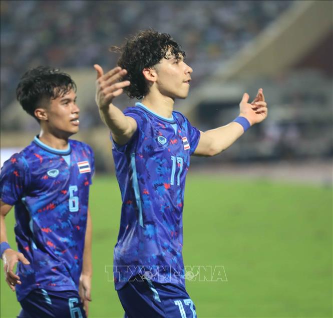Tiền vệ Benjamin James Davis (17) mở tỷ số cho U23 Thái Lan ở phút 45+1 từ chấm đá phạt trực tiếp 11m. Ảnh: Thanh Tùng - TTXVN