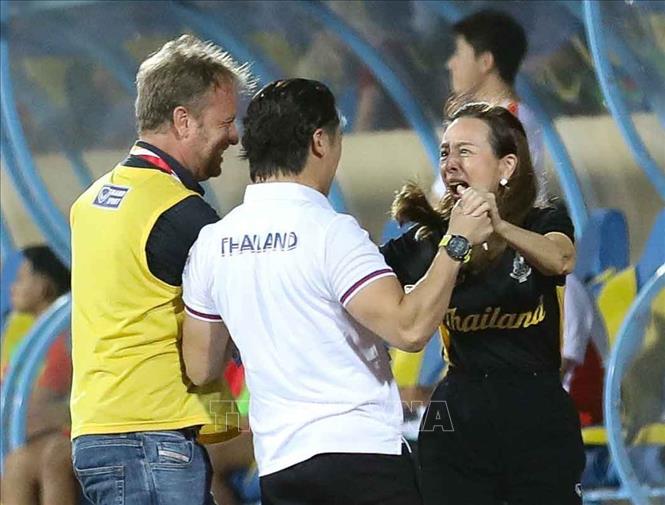 Nữ trưởng đoàn bóng đá Thái Lan Madam Pang cùng HLV trưởng Mano Polking và Ban huấn luyện U23 Thái Lan ăn mừng bàn thắng thứ 5. Ảnh: Thanh Tùng - TTXVN