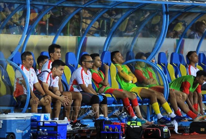 Ban huấn luyện và các cầu thủ dự bị của U23 Singapore ngồi 