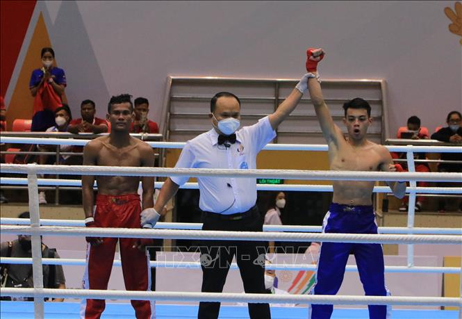 Cambodian kickboxer Kham Khlaneang (red shorts) loses 0:3 to Malaysian kickboxer Masdor Mohammad Rifdean in the kickboxing Full Contact Competition (under 51kg category). VNA Photo