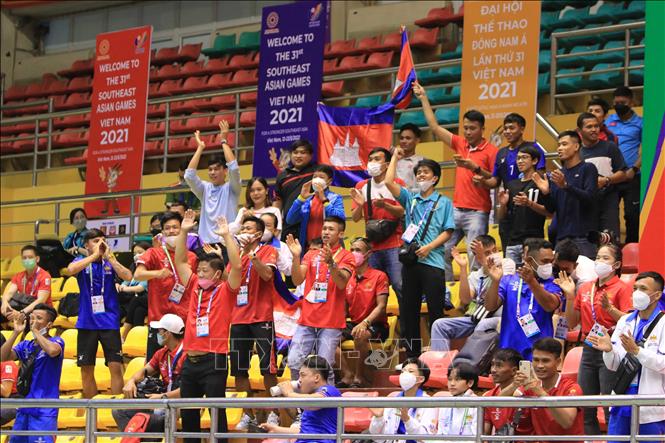 Spectators cheer for kickboxing competitions in Bac Ninh province. VNA Photo 