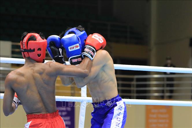 Cambodian kickboxer Kham Khlaneang (red shorts) loses 0:3 to Malaysian kickboxer Masdor Mohammad Rifdean in the kickboxing Full Contact Competition(under 51kg category). VNA Photo