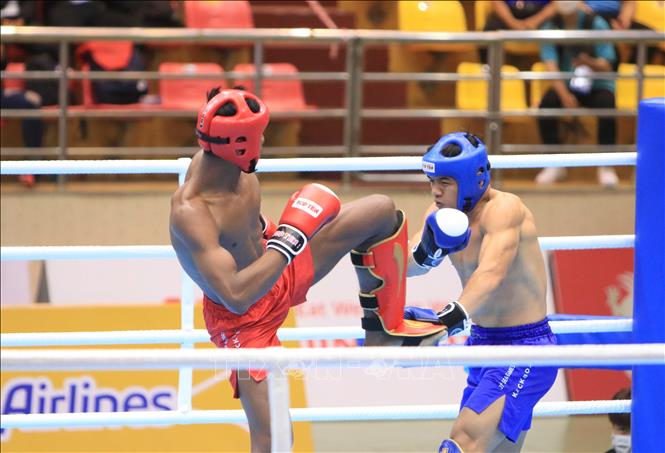 Cambodian kickboxer Chhoeung Lvay (red shorts) wins 3:0 against Singaporean kickboxer Nazri Bin Sutari Muhammad (blue shorts) in the kickboxing low kick competition (under 71kg category). VNA Photo 