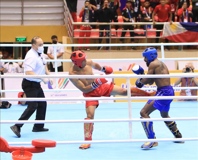 Philippine kickboxer Antonio Honorio (red shorts) wins 3:0 against Indonesian kickboxer Tanoi Yermias_Yohanes in the kickboxing low kick competition (under 71kg category). VNA Photo 
