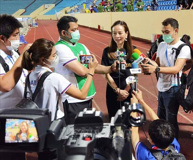 Trưởng đoàn bóng đá Thái Lan Madam Pang trả lời phỏng vấn các cơ quan thông tấn, báo chí sau khi kết thúc trận đấu. Ảnh: Thanh Tùng - TTXVN