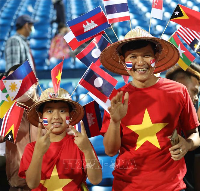 Cổ động viên ở lại tới những phút cuối trận để chia vui cùng đội tuyển U23 Thái Lan. Ảnh: Thanh Tùng - TTXVN