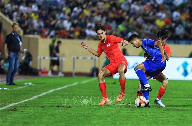 Thai and Singaporean players fight for the ball. VNA Photo