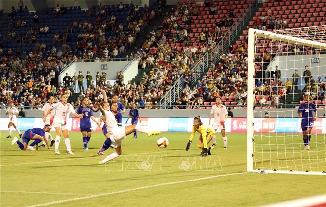 An attack of the Philippine players to their Cambodian rivals’ goal during the match. VNA Photo: Anh Tuấn