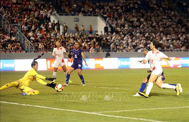 An attack of the Philippine players to their Cambodian rivals’ goal during the match. VNA Photo: Anh Tuấn