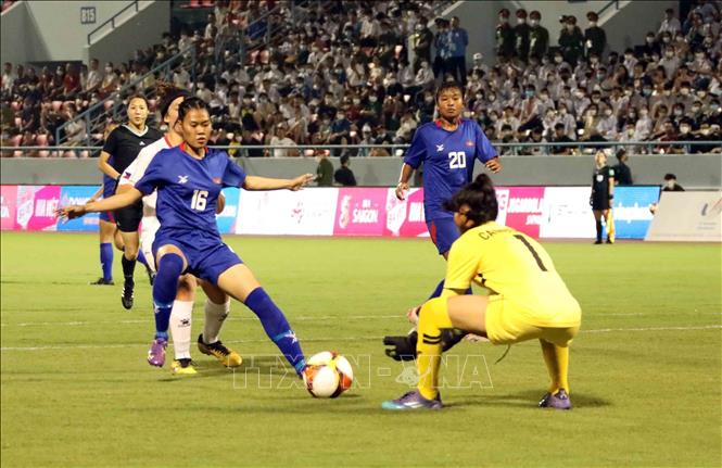 Cambodian players defend their goal during the match. VNA Photo: Anh Tuấn