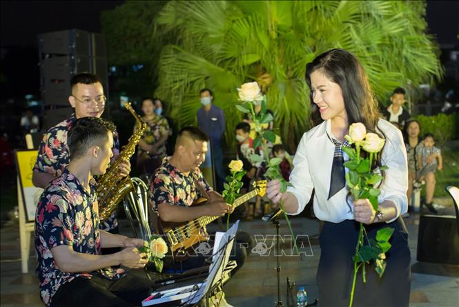 Trong ảnh: Bà Trần Thị Hoàng Mai, Giám đốc Sở Văn hóa Thể thao Hải Phòng tặng hoa chúc mừng các nghệ sỹ tham gia biểu diễn chương trình âm nhạc đường phố. Ảnh: TTXVN phát