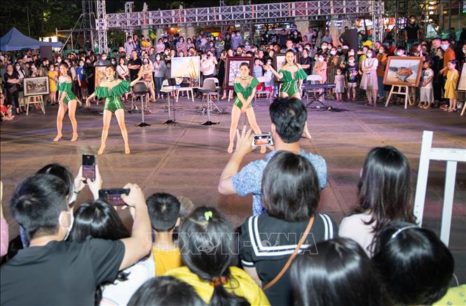 Trong ảnh: Tiết mục văn nghệ sôi động khu vực quảng trường Nhà hát thành phố Hải Phòng phục vụ nhân dân và du khách. Ảnh: TTXVN phát