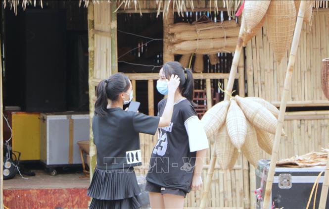 Trong ảnh: Du khách hào hứng chuẩn bị chụp ảnh tại khu vực tái hiện làng cổ Hải Phòng. Ảnh: Minh Thu- TTXVN