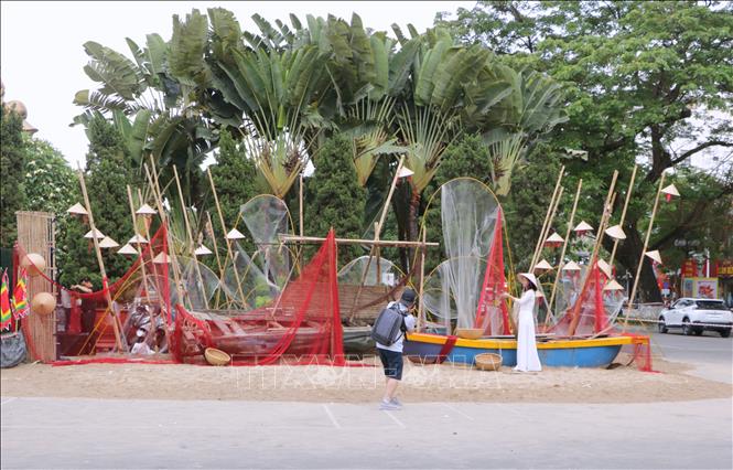 Trong ảnh: Không gian làng quê Hải Phòng tại khu vực trung tâm triển lãm thành phố thu hút đông đảo du khách đến thăm quan. Ảnh: Minh Thu- TTXVN phát