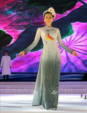 Trong ảnh: Áo dài được vẽ thủ công của nhà thiết kế Trung Đinh. Ảnh: Xuân Triệu - TTXVN                               