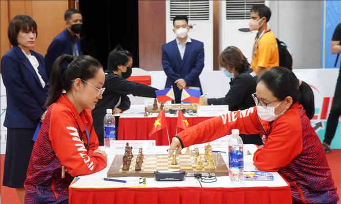 Vietnamese players compete in standard chess event. VNA Photo: Văn Đức
