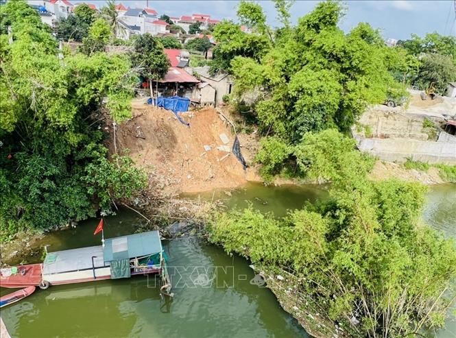 Trong ảnh: Khu vực nhà dân bị sạt lở do lũ lụt. Ảnh: TTXVN-phát